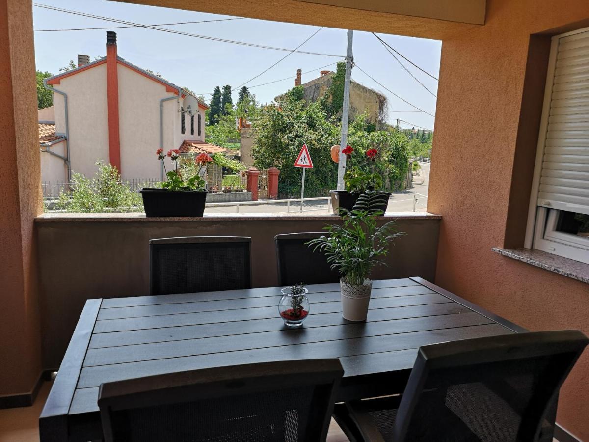 Apartmani Manda Omišalj Exteriör bild